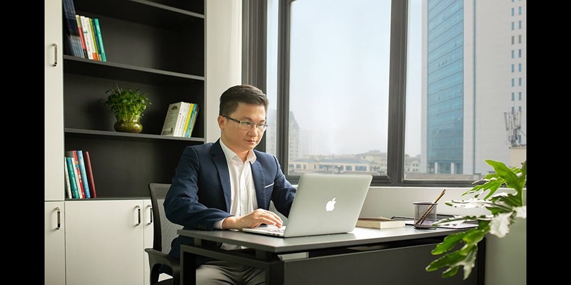 CEO Hưng Nguyễn tại văn phòng 78Win